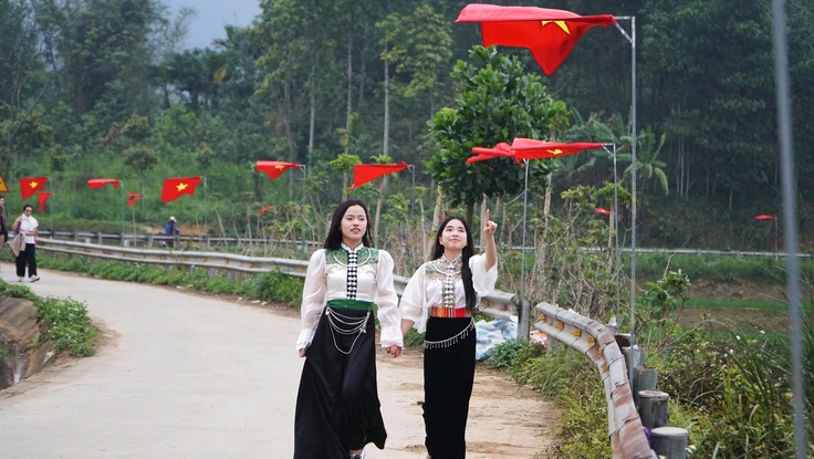 'Cung đường chữ S' nổi tiếng ở Thanh Hóa rợp cờ hoa trước ngày bầu cử