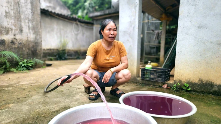 Thanh Hóa: Nhiều hộ dân phản ánh nước sinh hoạt đổi màu tím, bốc mùi hôi tanh