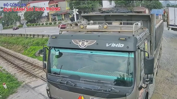 Clip 'thót tim' cảnh xe tải vượt đường sắt khi gác chắn đã hạ