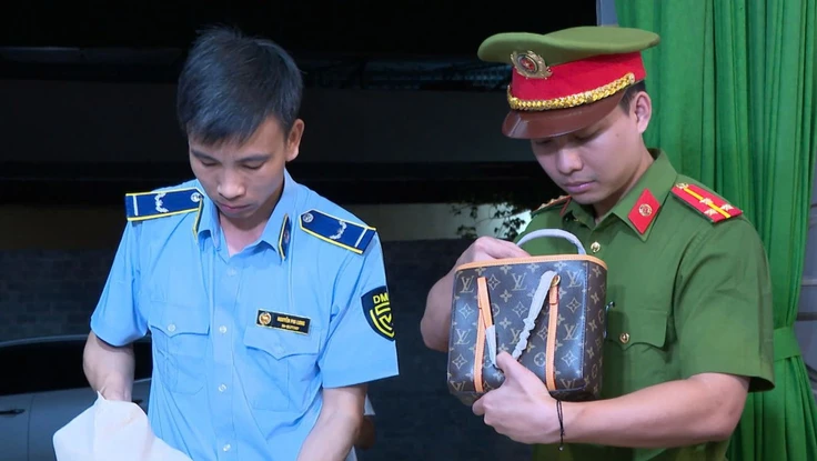 Triệt phá đường dây túi xách, giầy dép giả các thương hiệu nổi tiếng trị giá 30 tỉ đồng