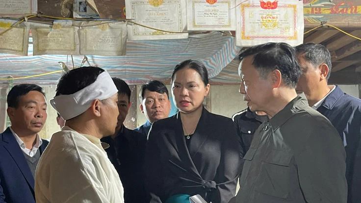 Phó Thủ tướng Trần Hồng Hà thăm hỏi gia đình các nạn nhân vụ chìm tàu trên hồ Thác Bà