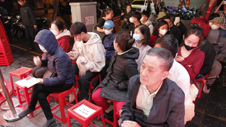 Hà Nội: Người dân xếp hàng xuyên đêm, mang chăn chiếu ngủ vỉa hè để mua vàng, bạc cầu may