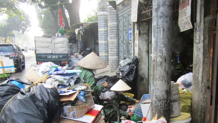 Người nhặt ve chai, phế liệu không nên là đối tượng trọng tâm để quản lý thuế