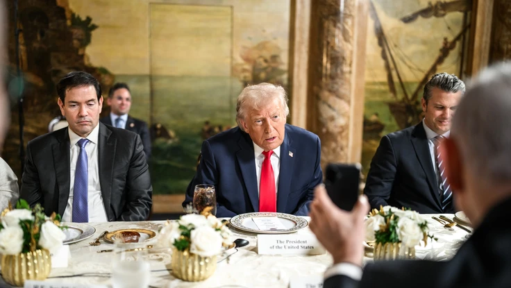 Ông Trump có những quyền hạn nào để ra lệnh tấn công Venezuela?