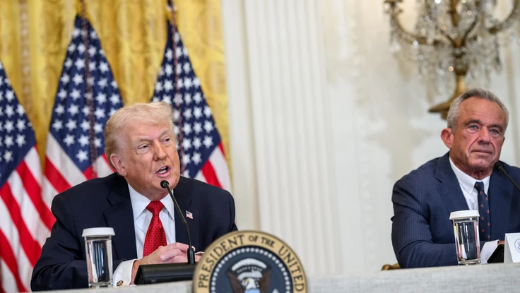 Ông Trump: Hạm đội lớn của Mỹ áp sát Iran