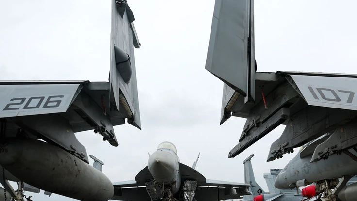 Mỹ nói bắn hạ UAV Iran áp sát tàu sân bay; đàm phán Washington-Tehran có thay đổi lớn?