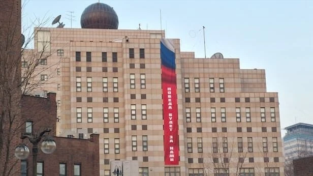 Đại sứ quán Nga tại Hàn Quốc treo biểu ngữ chiến thắng, Seoul phản ứng gắt