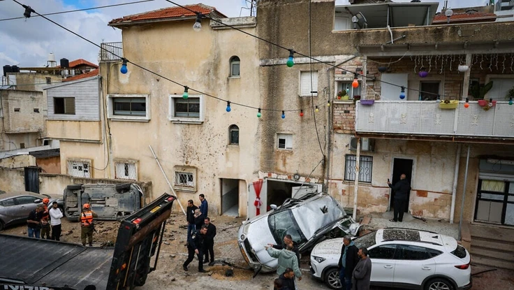 Iran-Israel tấn công loạt cơ sở quân sự, đan xen thông tin đàm phán 