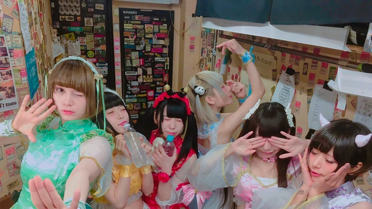 Lạ lùng chuyện idol Nhật cung cấp dịch vụ ‘độc lạ’ cho fan 