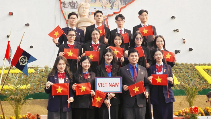 Đoàn đại biểu Thanh niên Việt Nam chụp lưu niệm tại Tổng Đội Thiếu Sinh quân Ấn Độ. Ảnh: HUỲNH ĐỨC