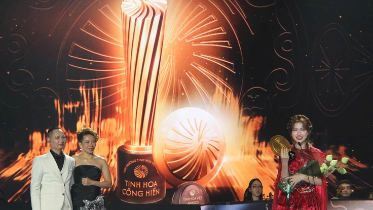 Giải thưởng Tinh hoa Việt: Hòa Minzy giành 'cú đúp' giải thưởng Ca sĩ của năm và MV của năm