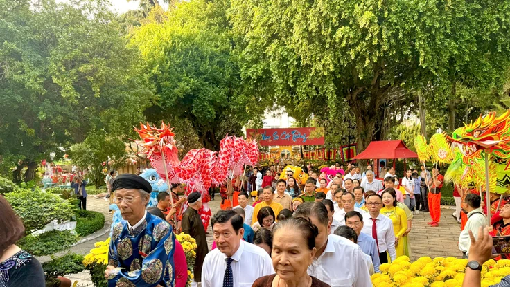 Đông đảo người dân dự lễ Khai hạ - Cầu an tại Lăng Đức Tả quân Lê Văn Duyệt