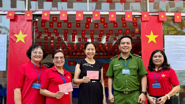 Nhiều văn nghệ sĩ chia sẻ khoảnh khắc trong ngày bầu cử