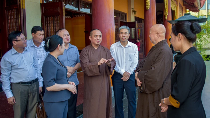 Nhân Đại hội Phật giáo TP.HCM, đoàn công tác Bộ Dân tộc và Tôn giáo đến thăm Việt Nam Quốc Tự