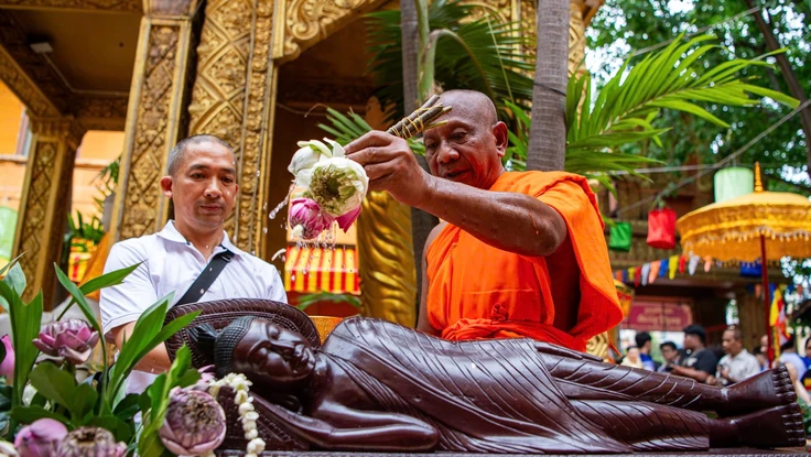 Người dân tại TP.HCM đi chùa tắm Phật, cầu an dịp Tết Chôl Chnăm Thmây