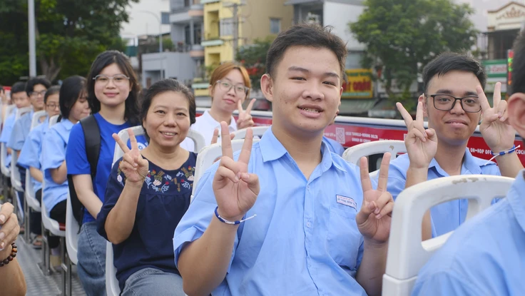 Hơn 100 thanh thiếu niên khuyết tật trải nghiệm City Tour, học nghề thủ công
