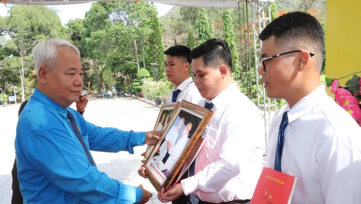 Kết nạp 19 công nhân ưu tú vào Đảng nhân dịp sinh nhật Bác