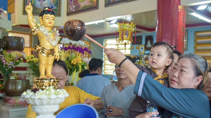 Mùa Phật đản, người dân đi chùa tắm Phật và gửi ước nguyện an lành 