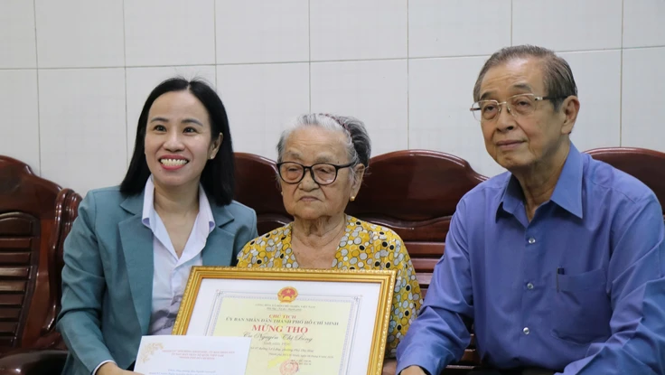 TP.HCM: Thăm, chúc thọ người cao tuổi tiêu biểu nhân kỷ niệm 85 năm Ngày Người cao tuổi Việt Nam