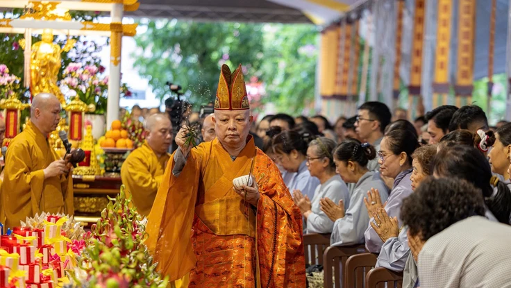 Lễ cầu siêu các anh hùng liệt sĩ tại Công viên Lê Thị Riêng diễn ra xuyên đêm
