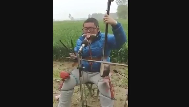 Chàng trai có khả năng chơi 5 loại nhạc cụ cùng một lúc