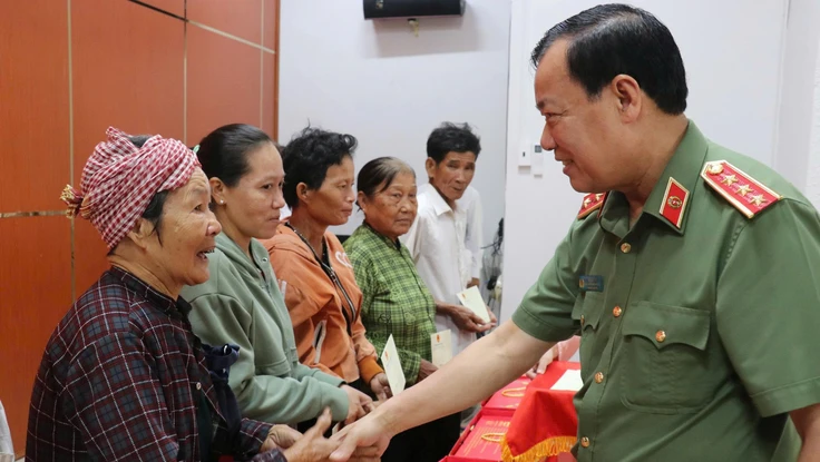 Thượng tướng Lê Tấn Tới trao 900 phần quà xuân nơi biên giới Tây Ninh