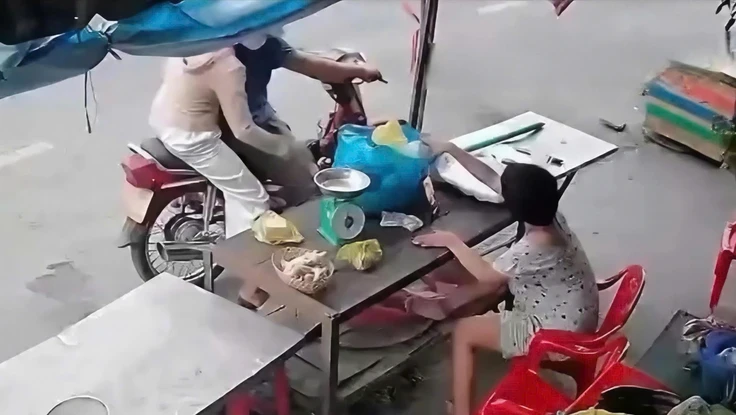 Cặp đôi giật điện thoại người khuyết tật ở Tây Ninh, lãnh án 9 năm tù