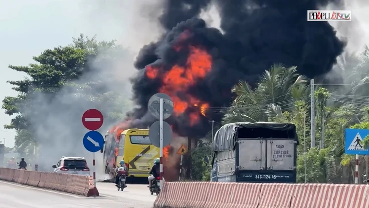 Xe khách giường nằm bốc cháy dữ dội gần cầu Cổ Chiên, hành khách thoát nạn