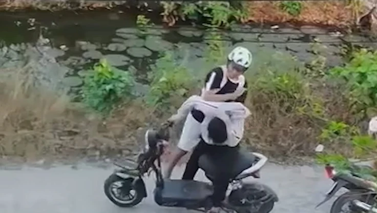 Học sinh lớp 9 bị đánh sau va chạm giao thông