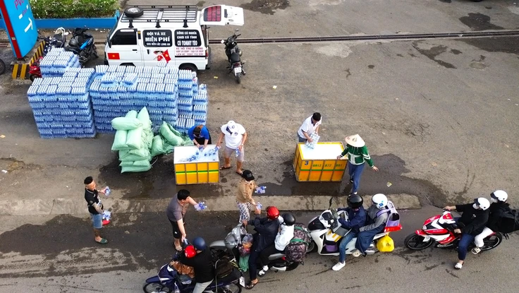 12.000 chai nước suối nghĩa tình tiếp sức người dân miền Tây về quê đón Tết