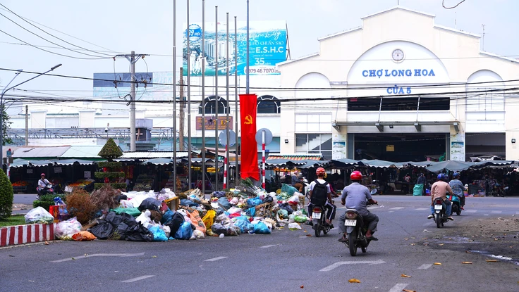 Cận Tết, rác sinh hoạt tồn đọng khiến phố phường Tây Ninh nhếch nhác