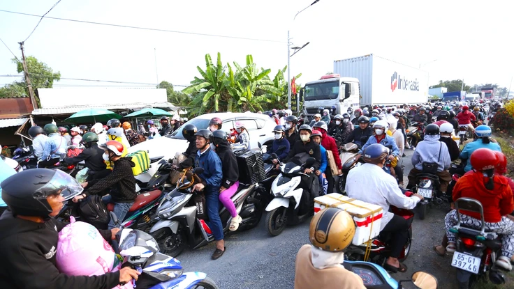 Quốc lộ N2 quá tải, hàng ngàn xe chậm chạp về miền Tây