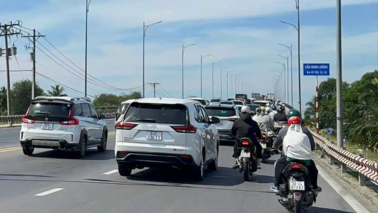 Người dân chật vật qua cầu Hàm Luông vì lượng xe tăng cao