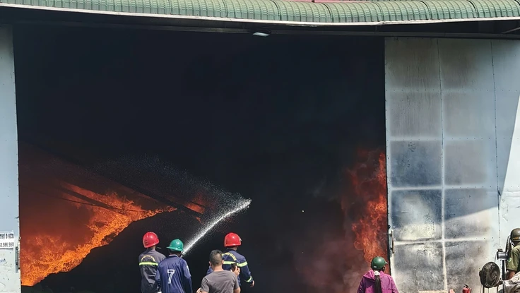 Cháy nhà xưởng hơn 1.000 m2 ở Tây Ninh chiều mùng 4 Tết