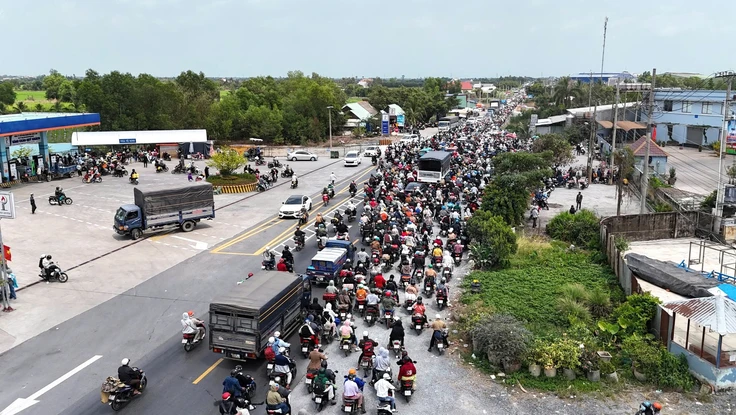 Quốc lộ 62 và Quốc lộ N2 ùn ứ kéo dài, phương tiện xếp hàng nhiều km