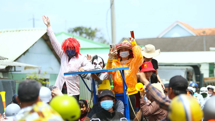 Tây Ninh: Hóa trang độc lạ và bắt vịt sôi động tại lễ hội Làm Chay 