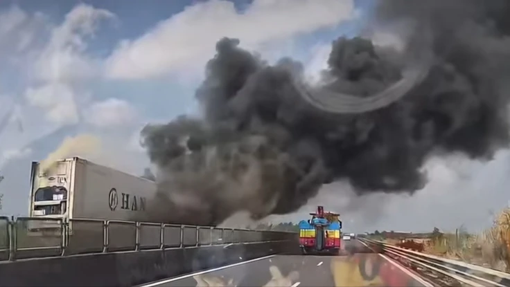 Xe container bốc cháy dữ dội trên cao tốc Trung Lương – Mỹ Thuận