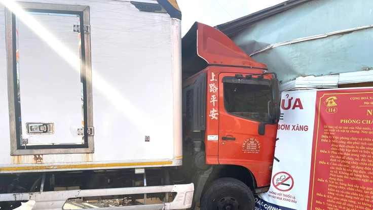 Sự cố mất phanh, xe tải gây sập tường nhà bên đường