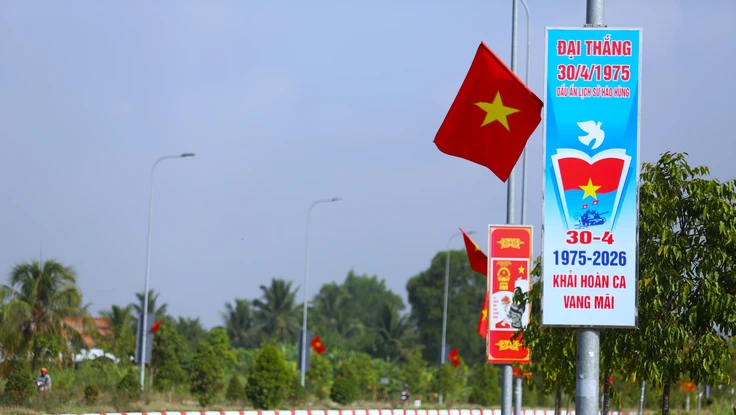 Ngắm cờ đỏ dài 17km tung bay trên đường vành đai Tân An mừng lễ 30-4