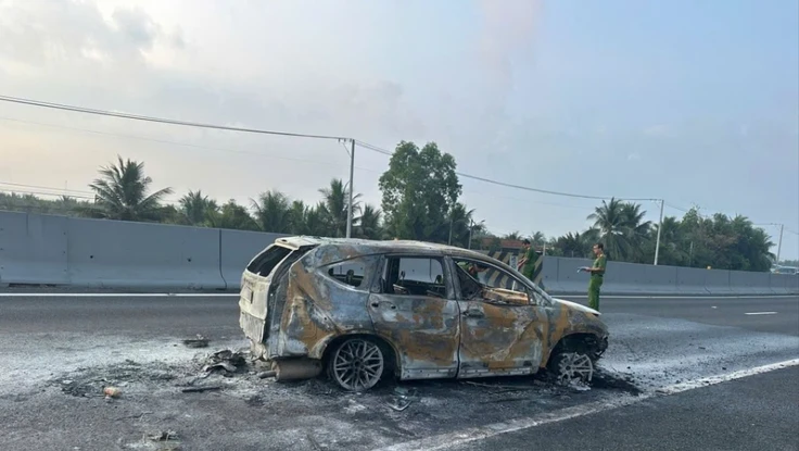 Ô tô 7 chỗ cháy rụi trên cao tốc TP.HCM – Trung Lương lúc rạng sáng