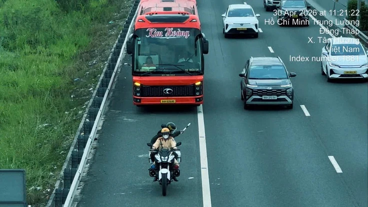 Xe dồn về miền Tây dịp lễ 30-4, CSGT mở làn khẩn cấp “giải cứu” dòng xe