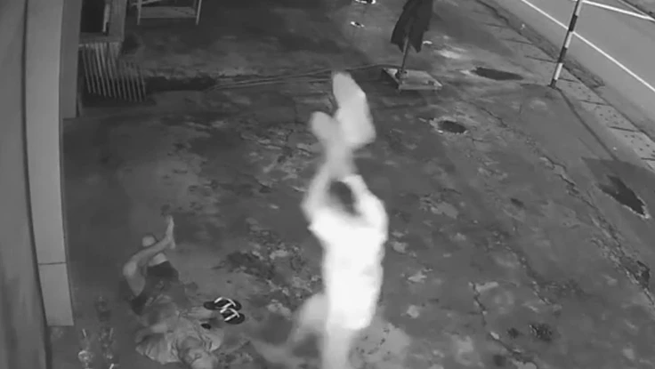 Camera ghi lại cảnh cụ ông bán vé số bị đánh đập, lục túi lấy tài sản