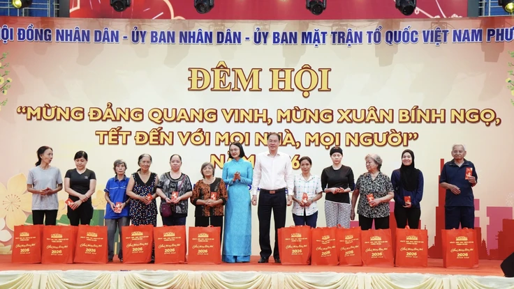 TP.HCM: Phường Cầu Kiệu trao quà Tết, mở gian hàng bình ổn giá cho người dân