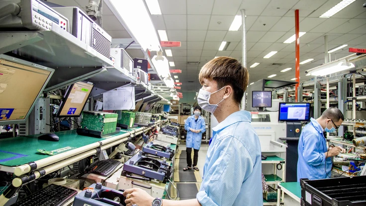 Người lao động làm việc dịp Tết và trách nhiệm pháp lý của doanh nghiệp