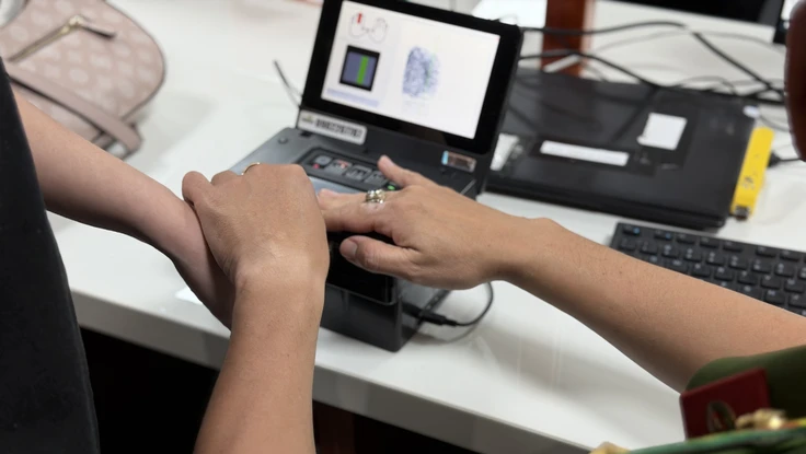 Thẻ căn cước bị gãy đôi có cấp lại online được không?