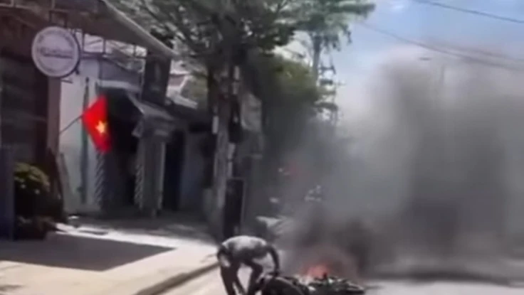 Bắt giữ thanh niên đốt xe máy để chống đối kiểm tra nồng độ cồn