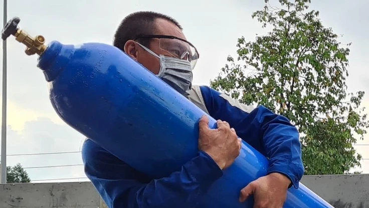 Những người chạy đua với tử thần, níu giữ sự sống cho người nhiễm COVID-19