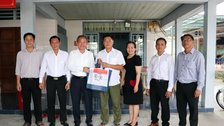 Tri ân các hộ dân góp sức cho công tác bầu cử tại phường Phú An