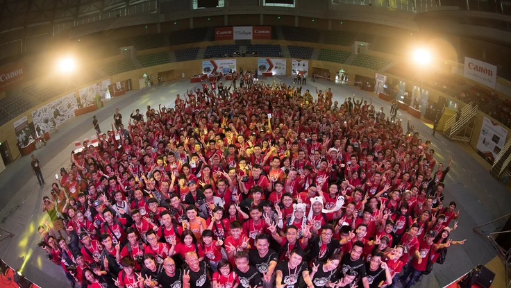 Hàng ngàn người chụp ảnh xây trường cho học sinh nghèo