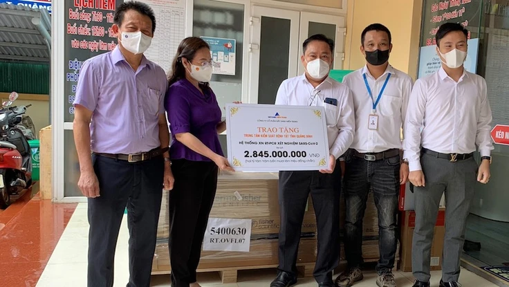 Đất Xanh Miền Trung tặng máy xét nghiệm 2,8 tỉ đồng cho Quảng Bình